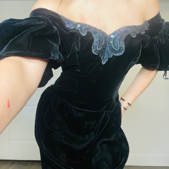 VINTAGE 1980s WOMENS BLACK VELVET PUFFY SLEEVE GOTHIC WEDNESDAYCORE EVENING GOWN - Picture 2 of 9